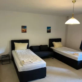 Schönes 2 Z Apartment mit Balkon Schlafzimmer